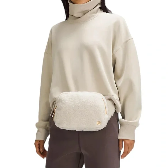 NEW lululemon Everywhere Belt Bag Large Fleece Size 2L Gold Hardware - Picture 4 of 8